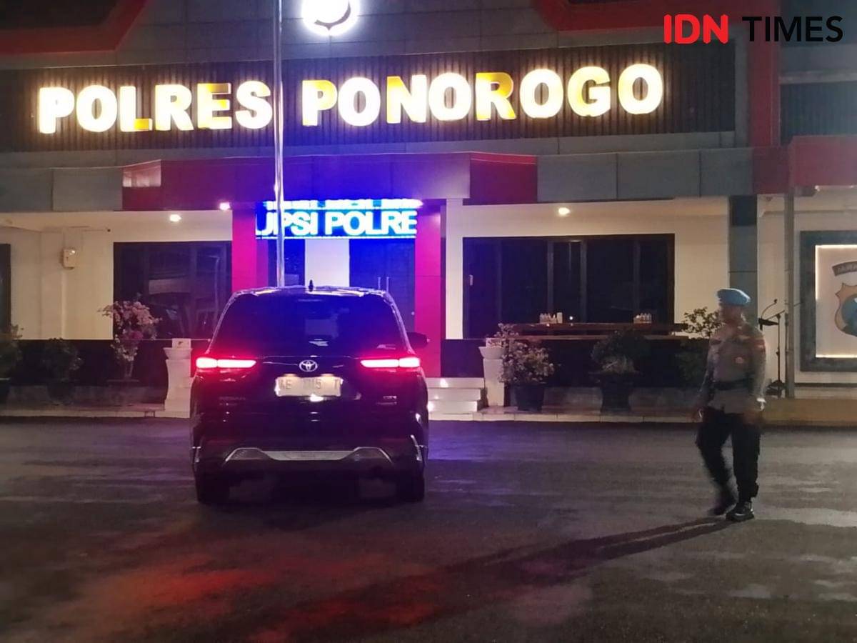 Proses pemeriksaan Bupati Ponorogo Sugiri Sancoko oleh KPK dilakukan di Mapolres Ponorogo, Jumat malam. (IDN Times/Riyanto).