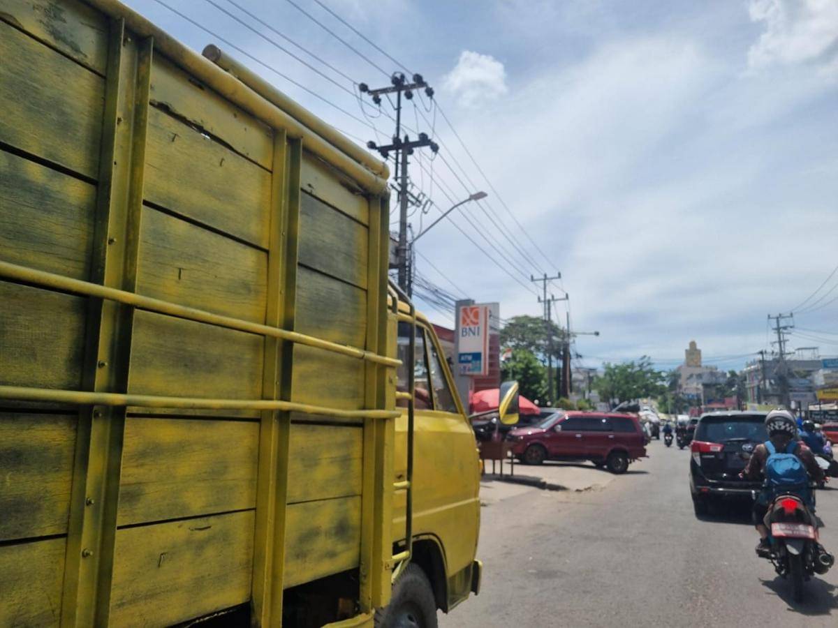 Potret kondisi saat antrean mengular di sejumlah SPBU di Palembang.