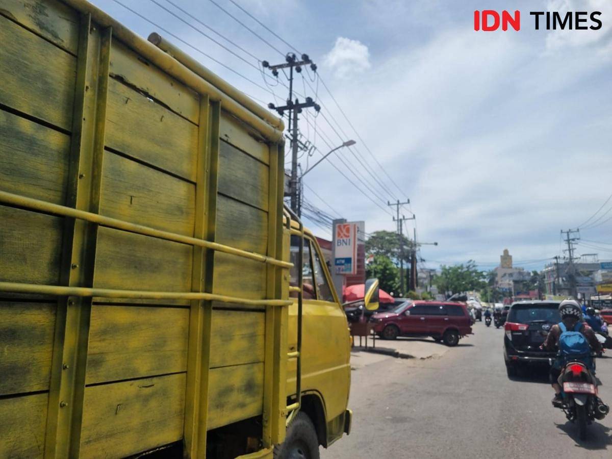 Potret kondisi saat antrean mengular di sejumlah SPBU di Palembang (IDN Times/Rangga Erfizal)