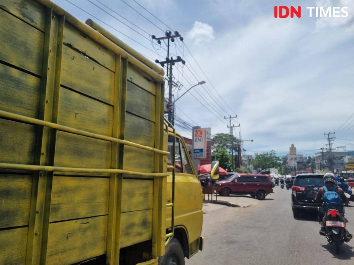 Potret kondisi saat antrean mengular di sejumlah SPBU di Palembang (IDN Times/Rangga Erfizal)
