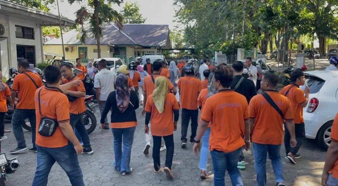 Puluan pekerja PT Bumi Sarimas Indonesia mendatangi Dinas Ketenagakerjaan Sumbar.jpg