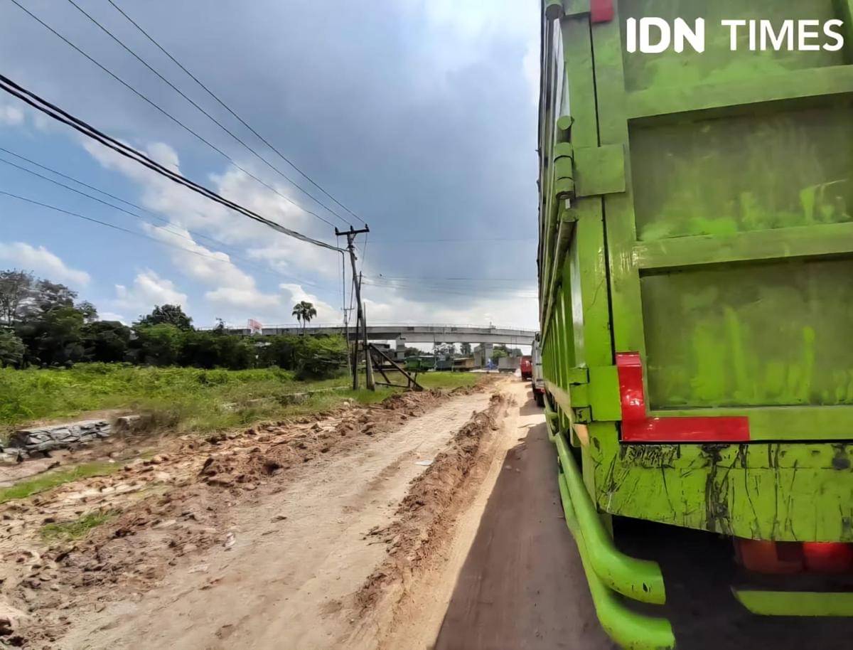 Potret kondisi saat antrean mengular di sejumlah SPBU di Palembang.
