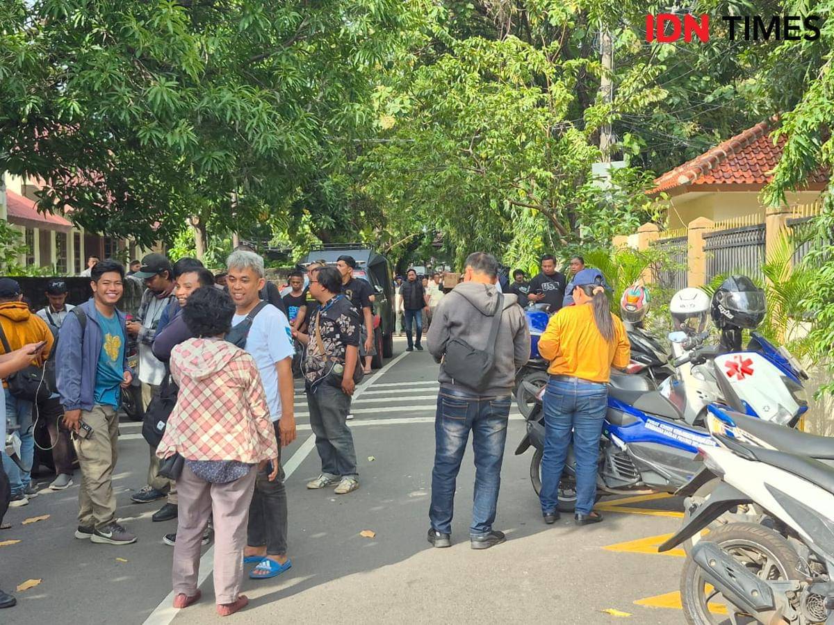 Suasana SMAN 72 usai terjadi ledakan pada Jumat (7/11/25). (IDN Times/Santi Dewi)