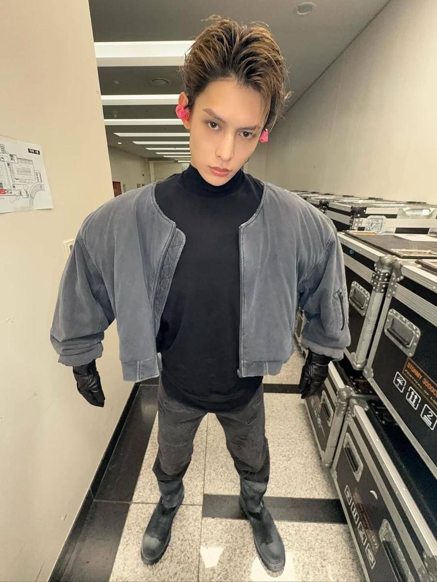 OOTD bernuansa hitam ala James CORTIS