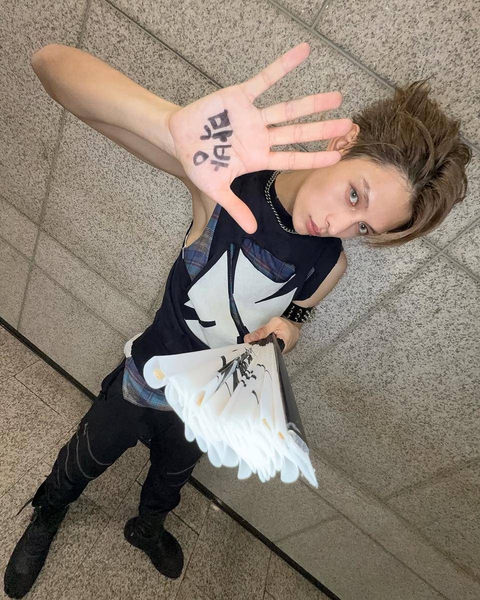 OOTD bernuansa hitam ala James CORTIS