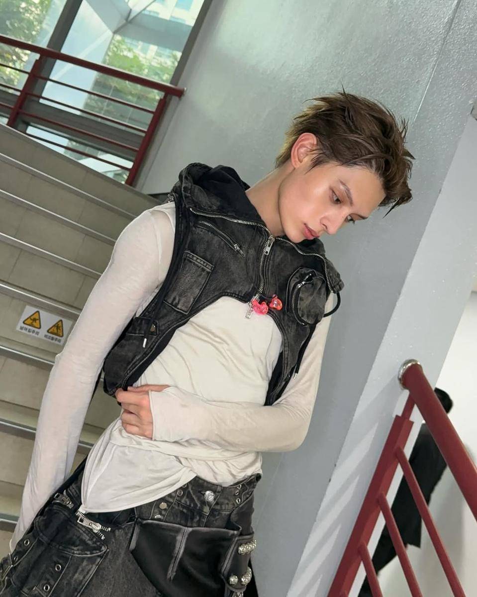 OOTD bernuansa hitam ala James CORTIS