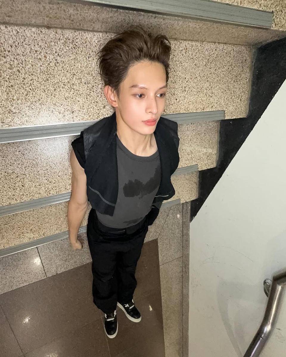 OOTD bernuansa hitam ala James CORTIS