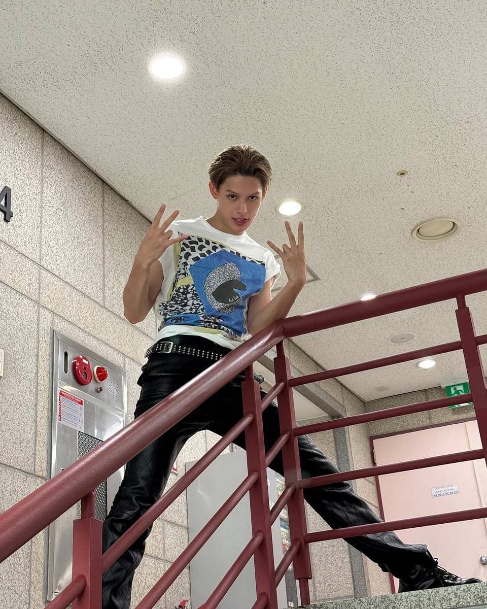 OOTD bernuansa hitam ala James CORTIS