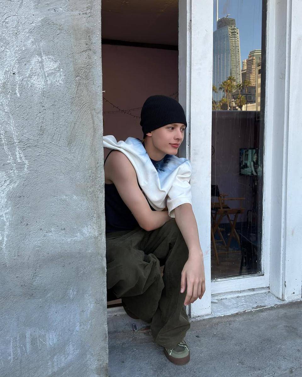 OOTD bernuansa hitam ala James CORTIS