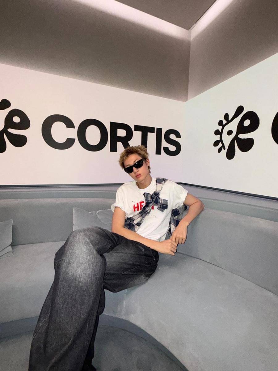 style baggy pants ala Martin CORTIS