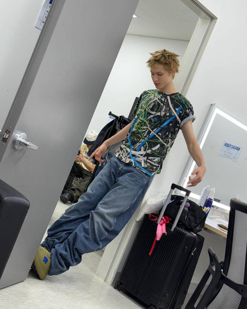 style baggy pants ala Martin CORTIS