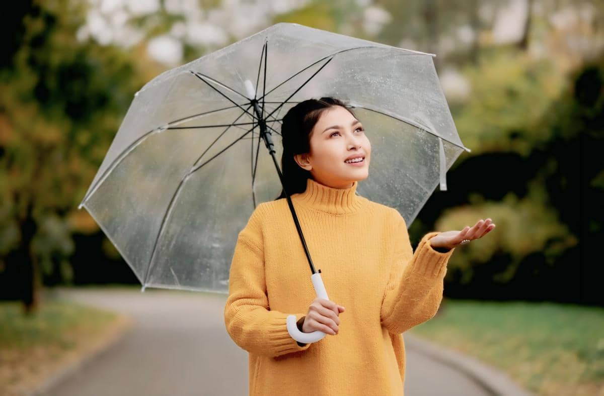 ilustrasi pakai payung (freepik.com/freepik)
