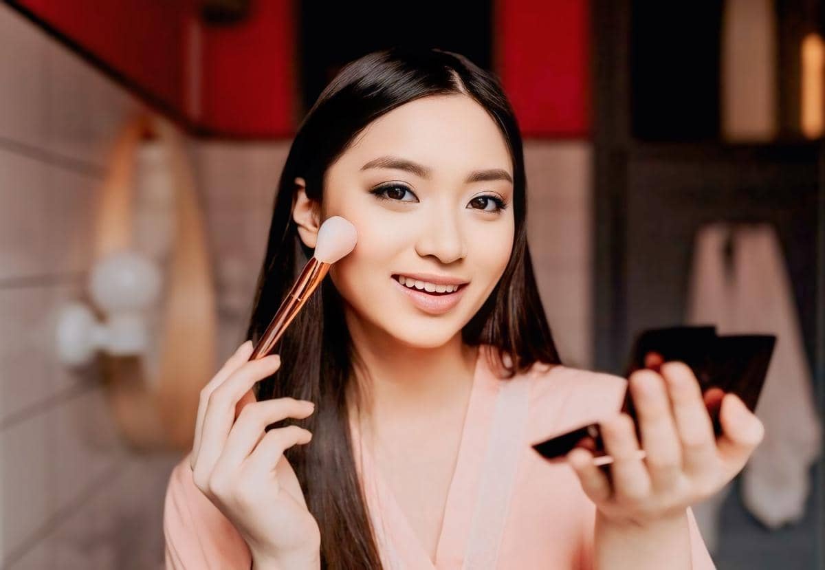 ilustrasi makeup (freepik.com/lookstudio)