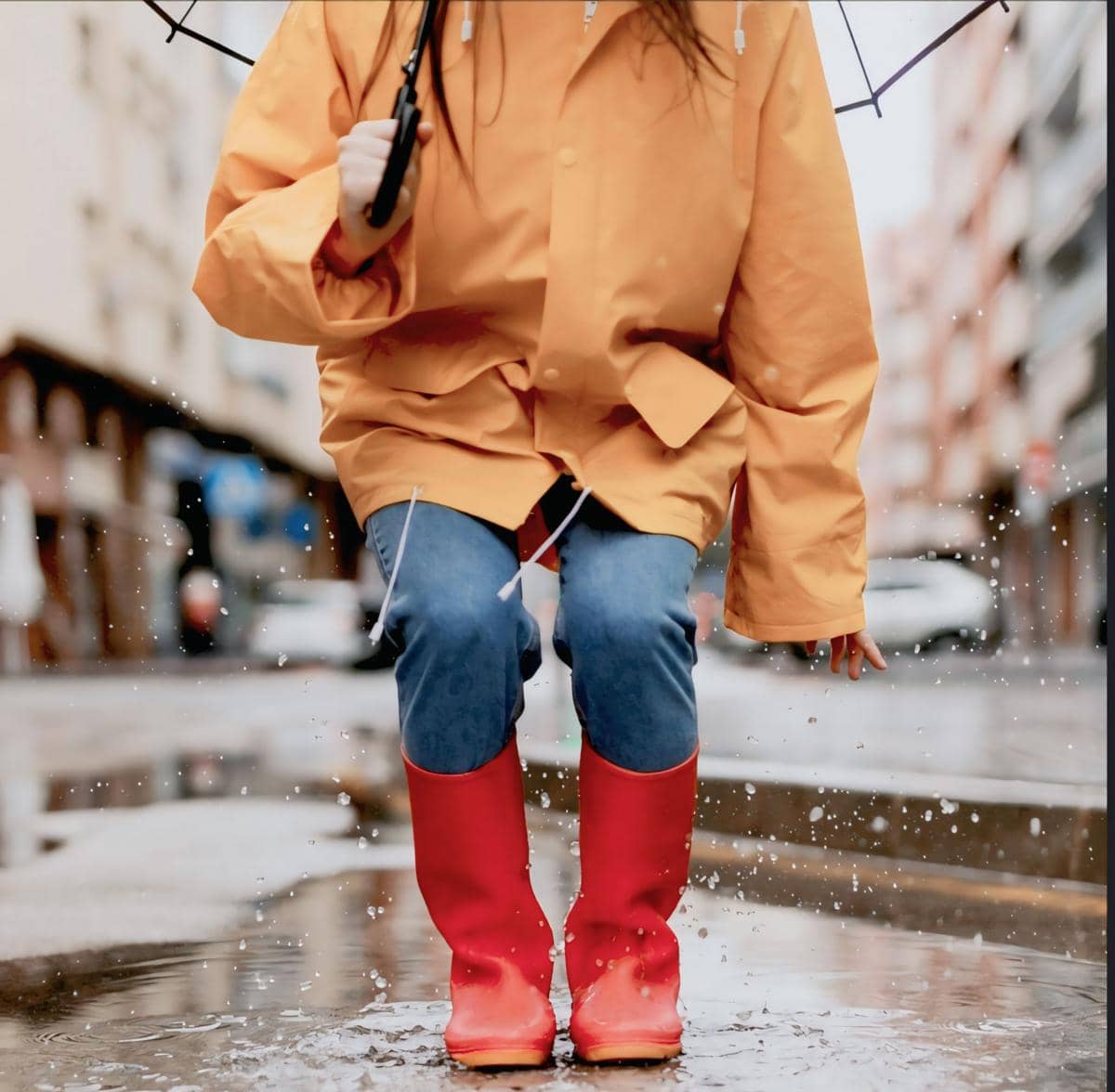 ilustrasi aksesori saat hujan (freepik.com/freepik)