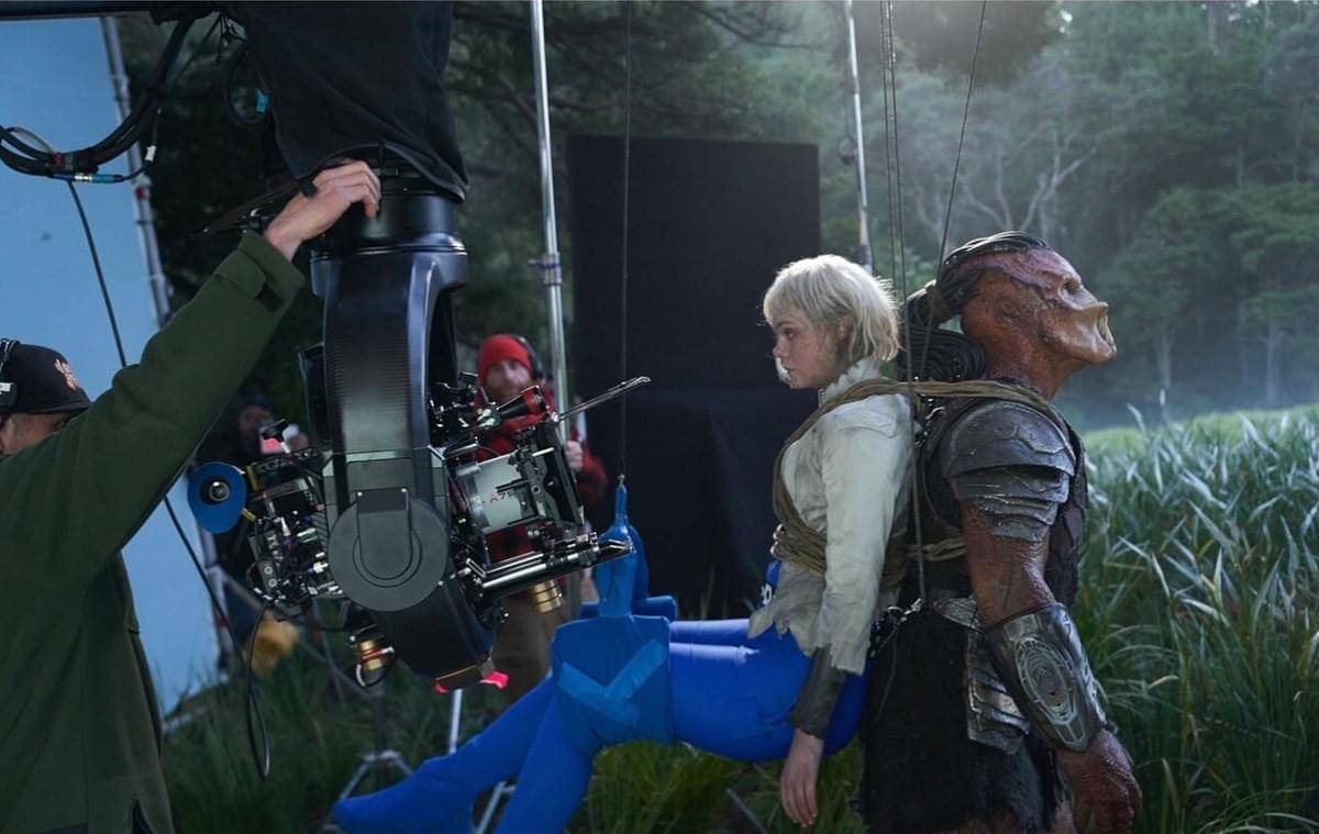Elle Fanning di balik layar Predator: Badlands