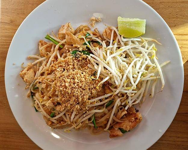 ilustrasi chicken Pad Thai