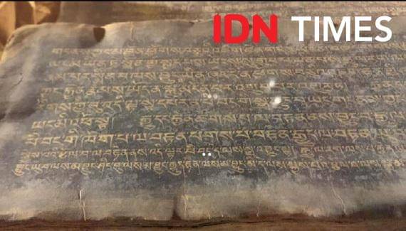 Kitab suci umat Buddha ini berusia 500 tahun, diterbangkan dari Museum Nasional Taiwan ke Kota Pekanbaru untuk dipamerkan
