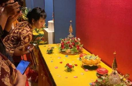 Pengunjung saat melihat relik Buddha dalam pameran tersebut 