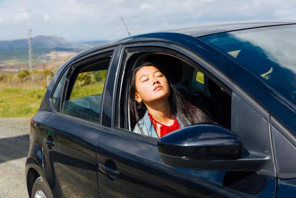 memejamkan mata saat di dalam mobil 