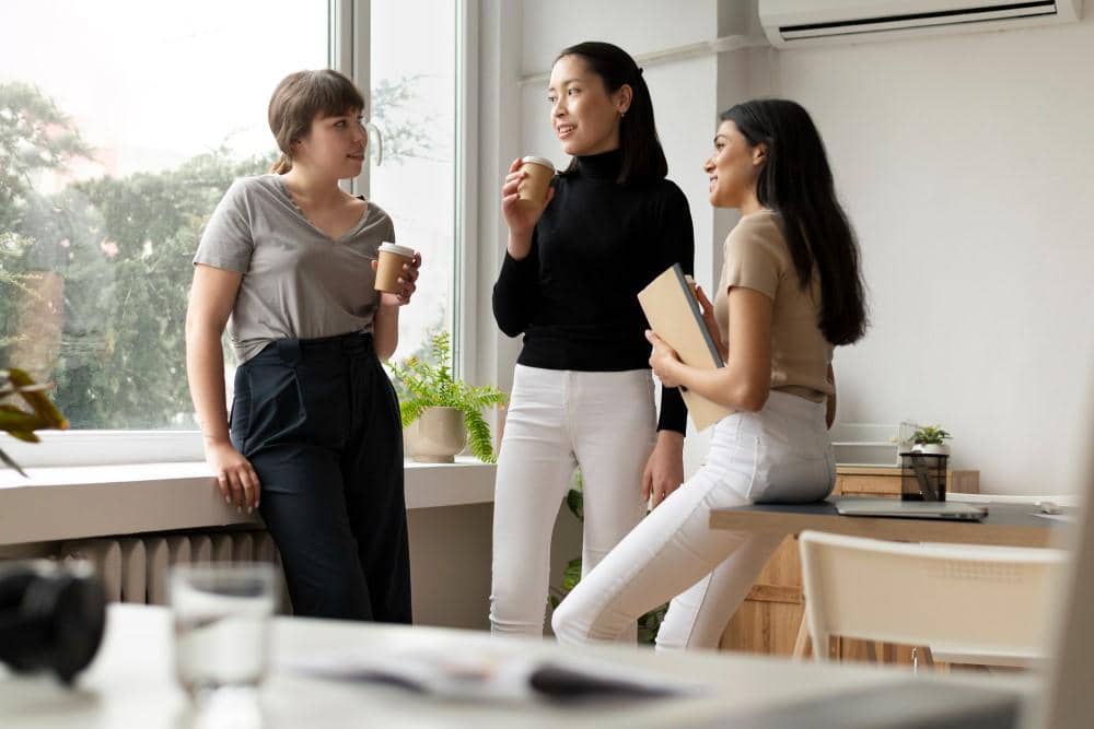 ilustrasi perempuan bergosip