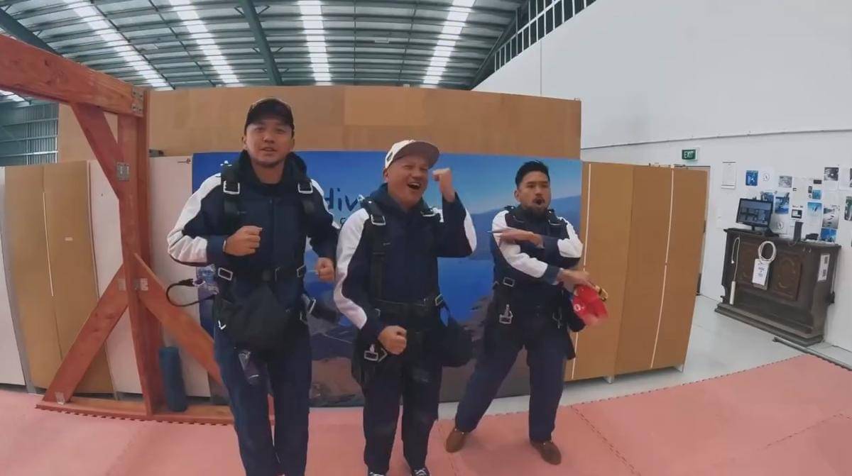 Gading Marten, Omesh dan Darto Sky Diving