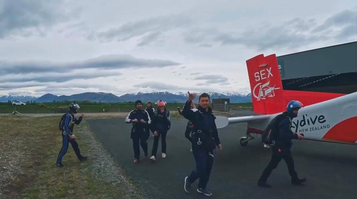 Gading Marten, Omesh dan Darto Sky Diving