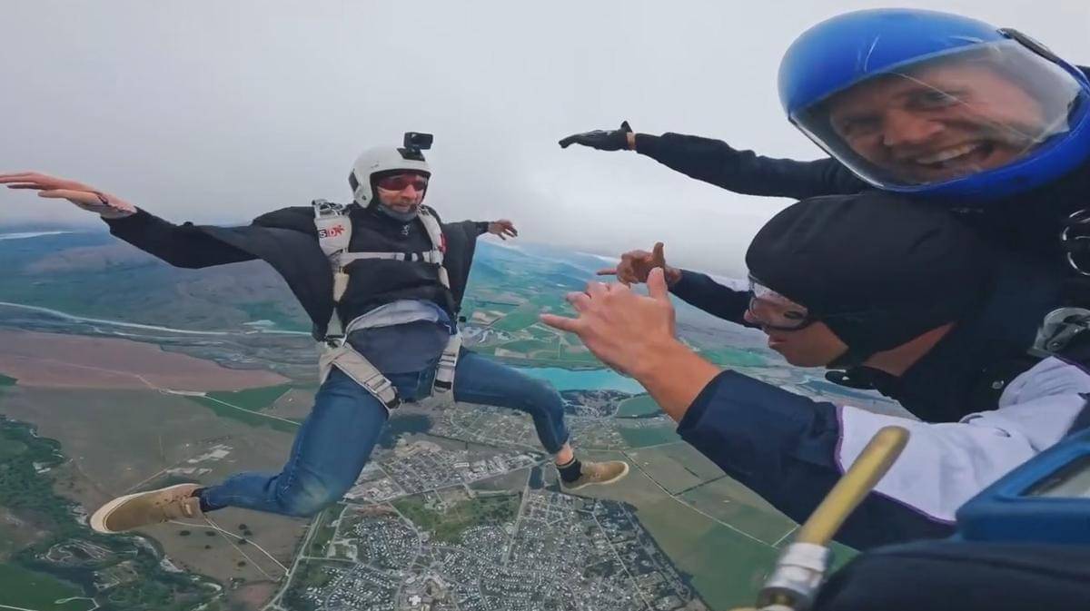 Gading Marten, Omesh dan Darto Sky Diving