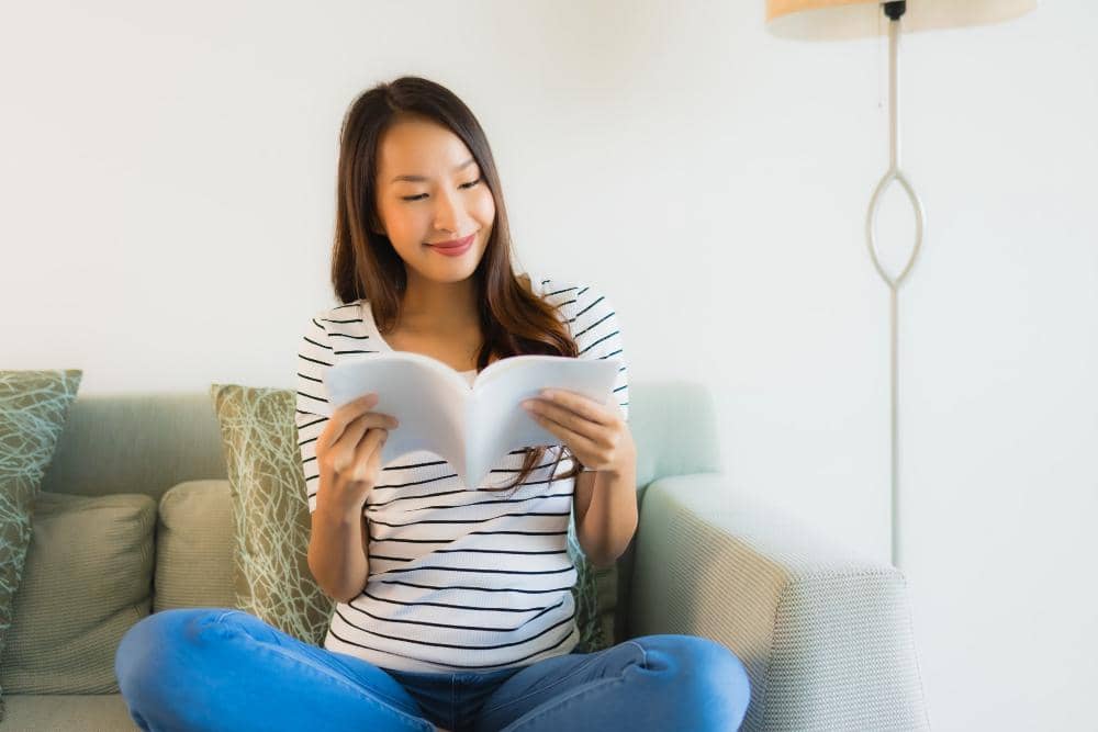 ilustrasi perempuan membaca