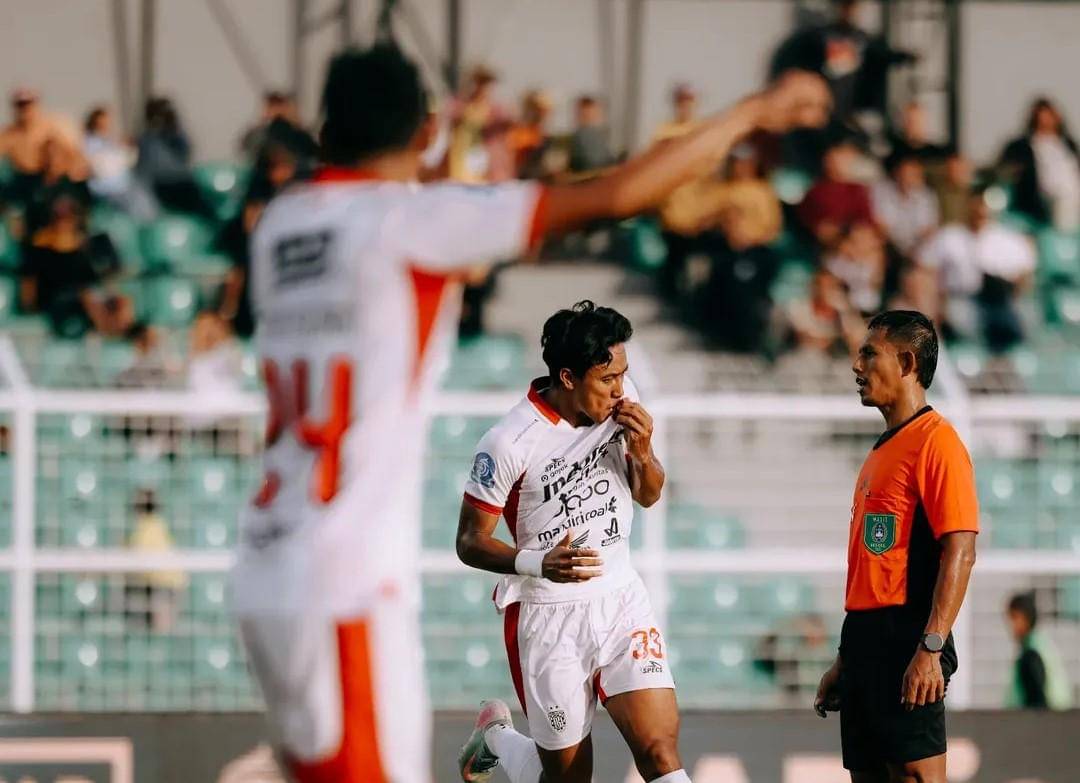 Andhika Wijaya (tengah) usai mencetak gol ke gawang Bhayangkara Presisi Lampung FC.