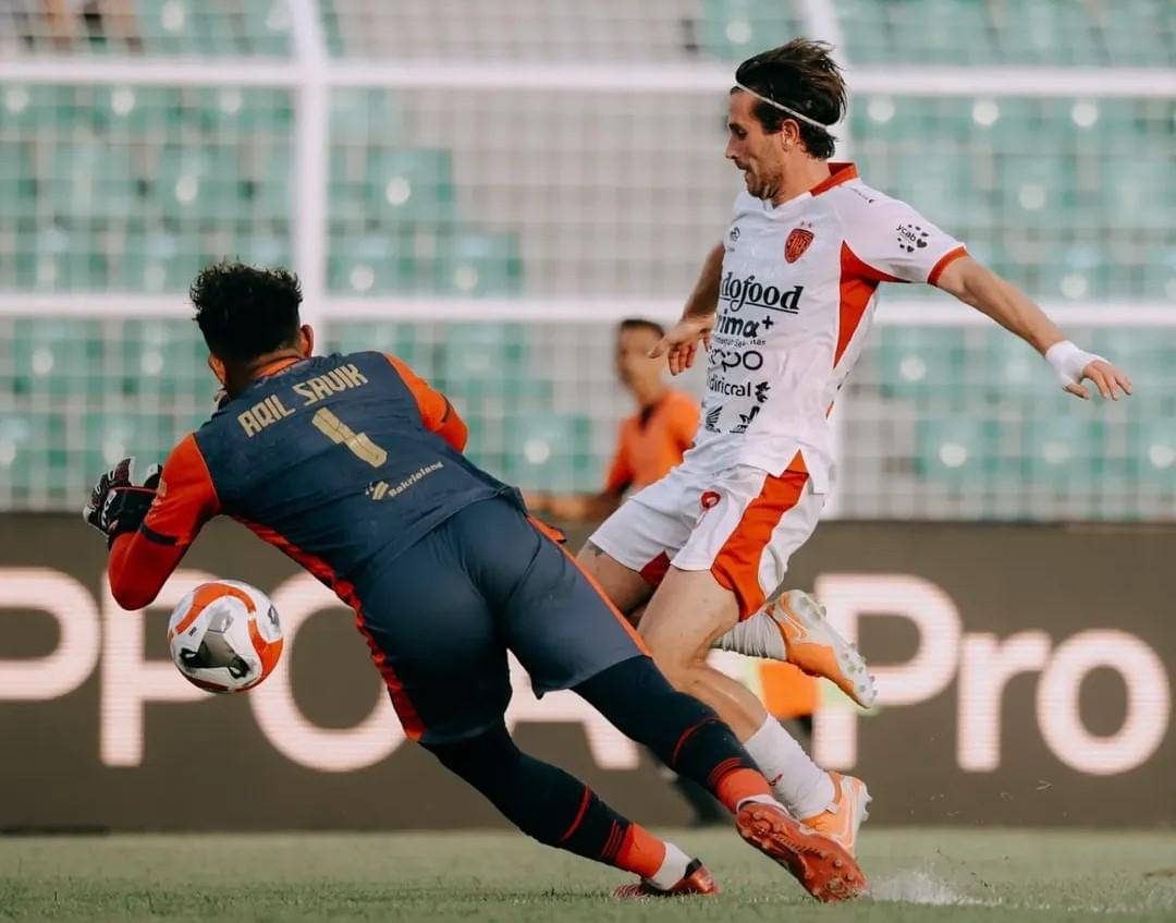 Jordy Bruijn (putih) dihadang kiper Bhayangkara Presisi Lampung FC.