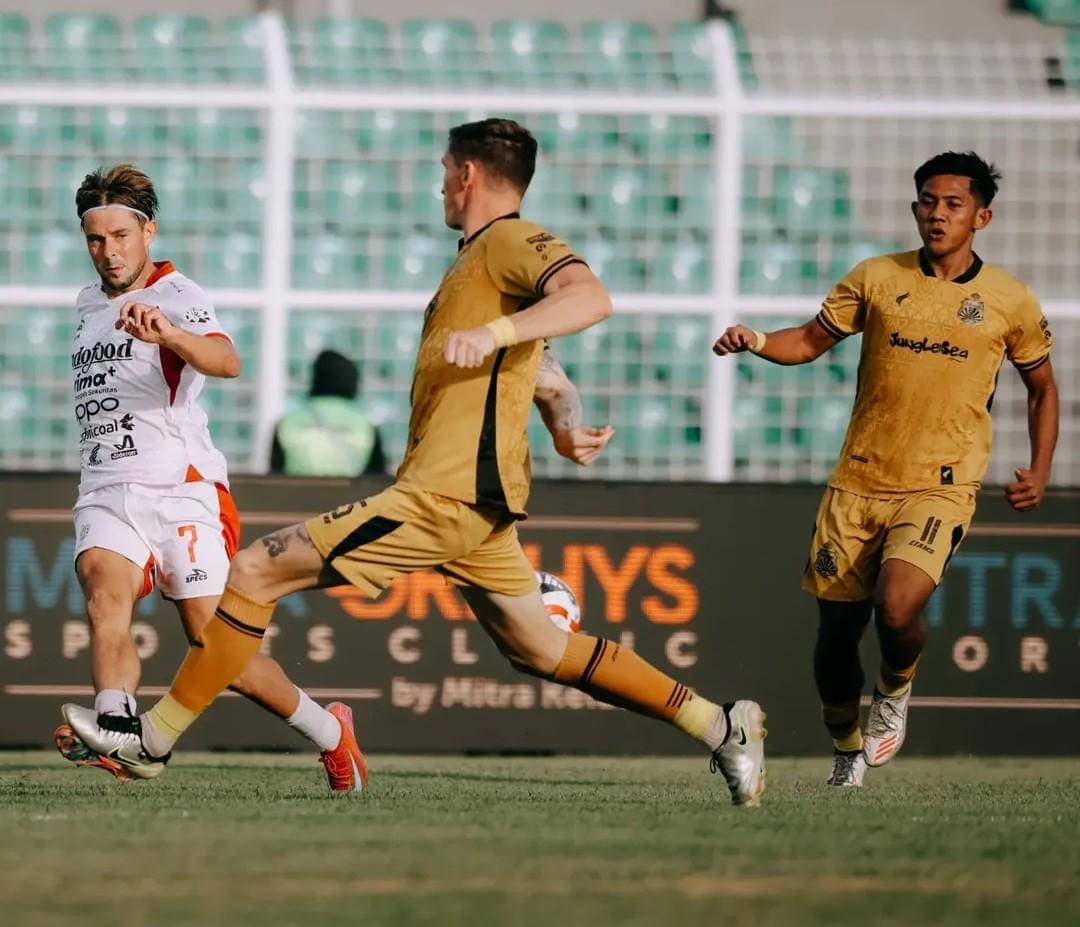 Thijmen Goppel (putih) diapit pemain Bhayangkara Presisi Lampung FC.