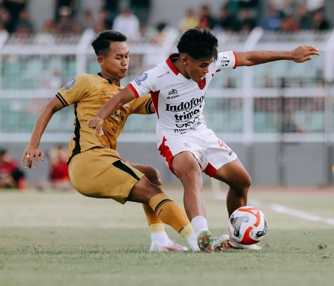 Rahmat Arjuna (putih) ditempel ketat pemain Bhayangkara Presisi Lampung FC.