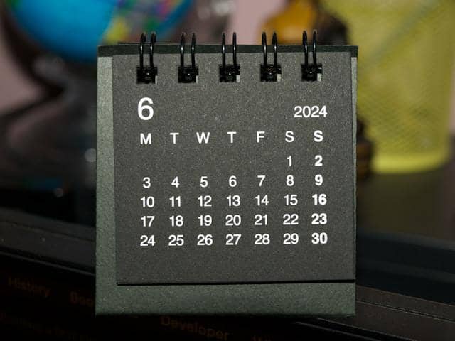 ilustrasi kalender warna hitam di atas meja