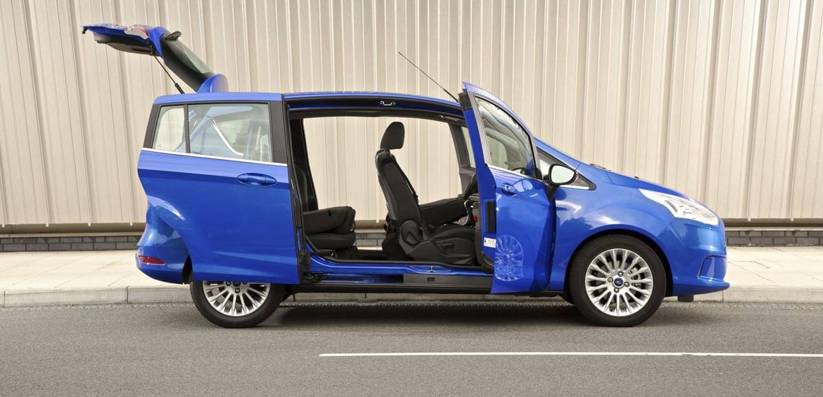 ilustrasi mobil pintu geser