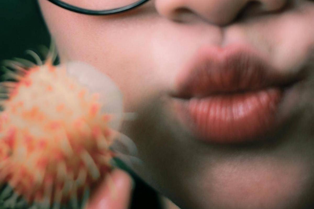 ilustrasi blurred lips