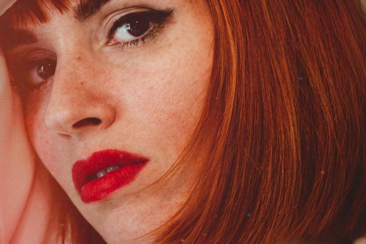 ilustrasi blurred lips