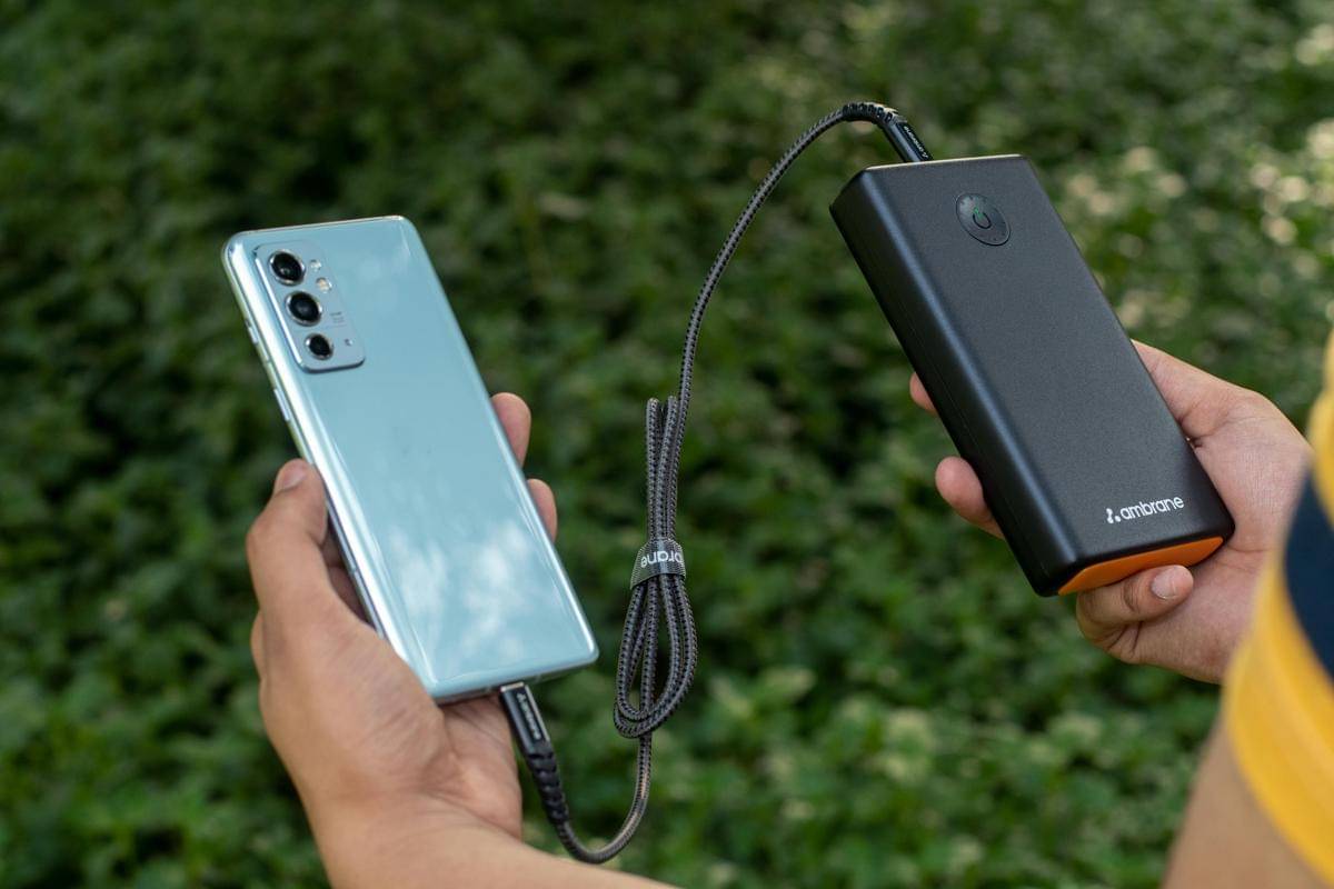 Potret mengisi daya dengan power bank