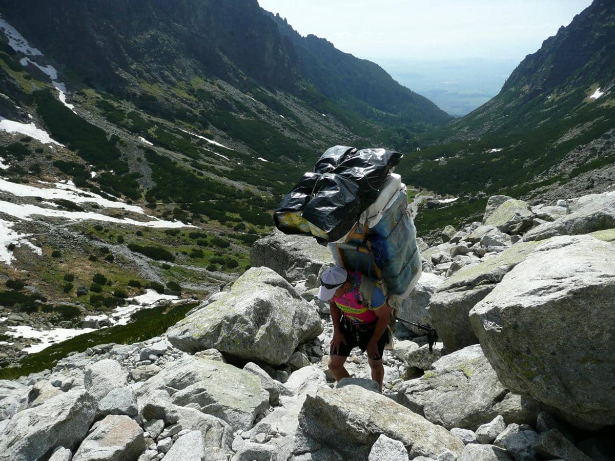 ilustrasi pria naik gunung 