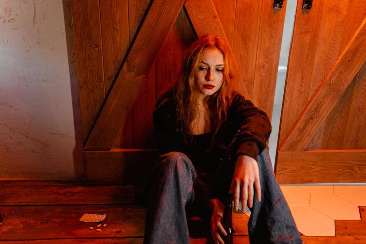 ilustrasi wanita bersedih