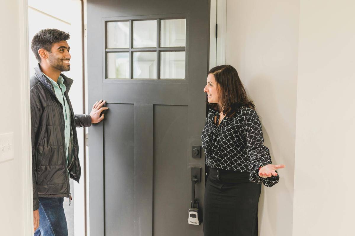 ilustrasi pria buka pintu 