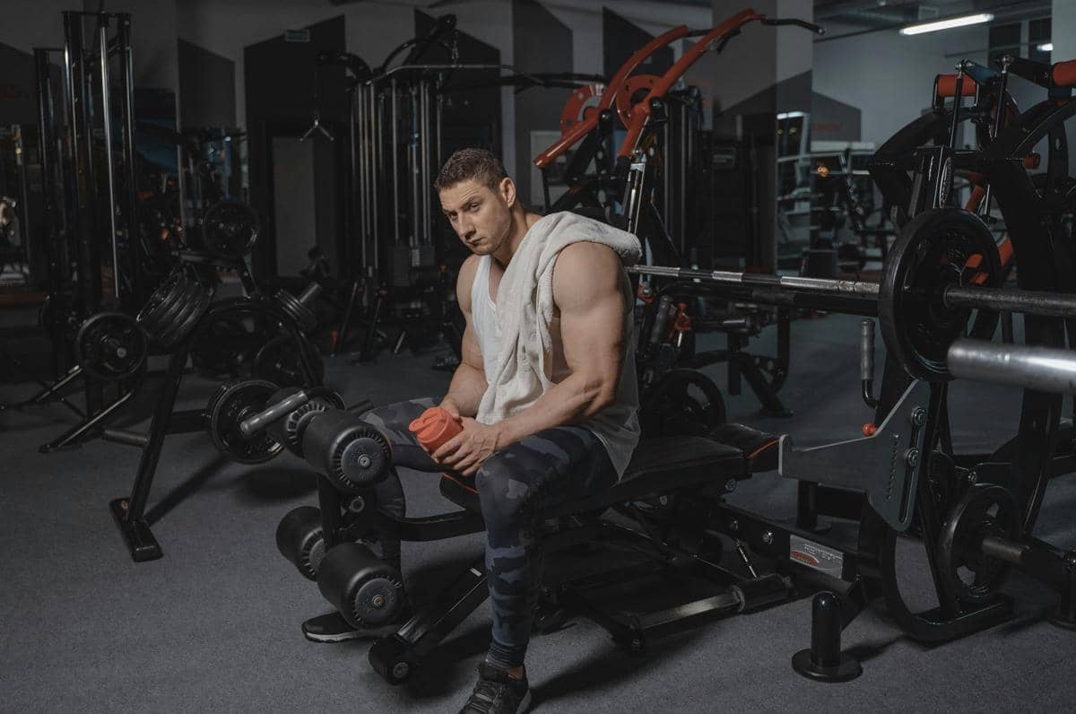 ilustrasi pria pakai handuk