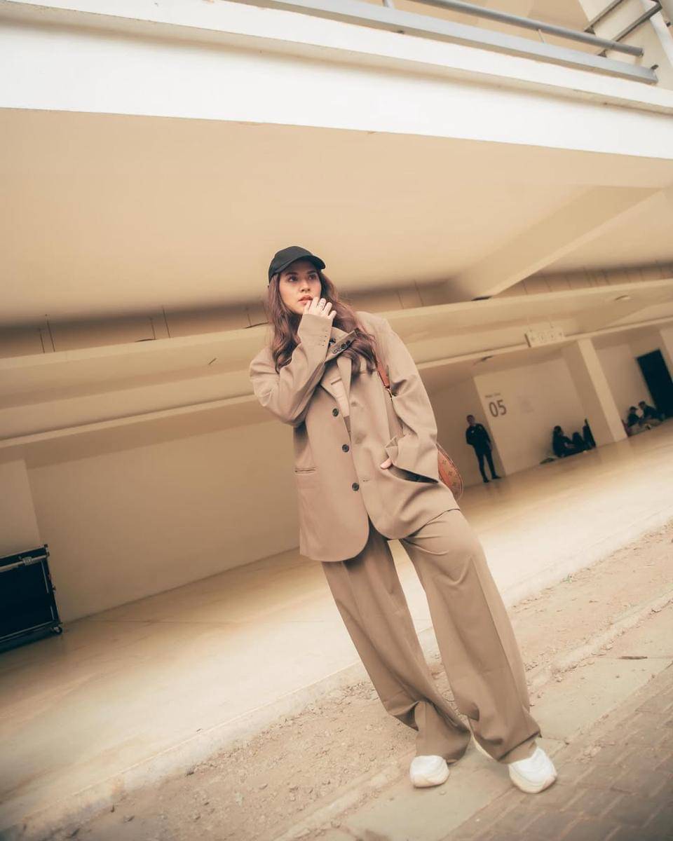 inspirasi outfit earth tone ala Raisa Andriana 