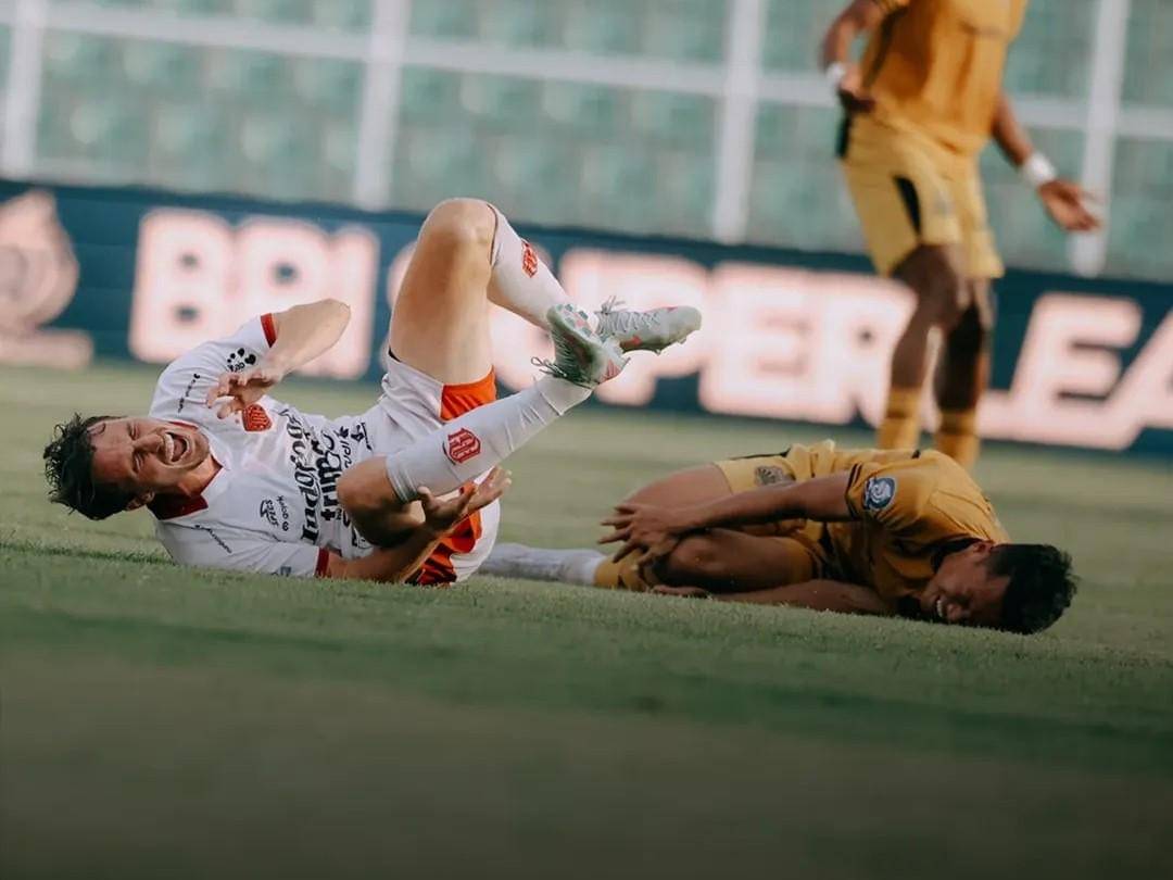 Tim Receveur (putih) terjatuh saat berbenturan dengan Dedi Kusnandar (kuning).