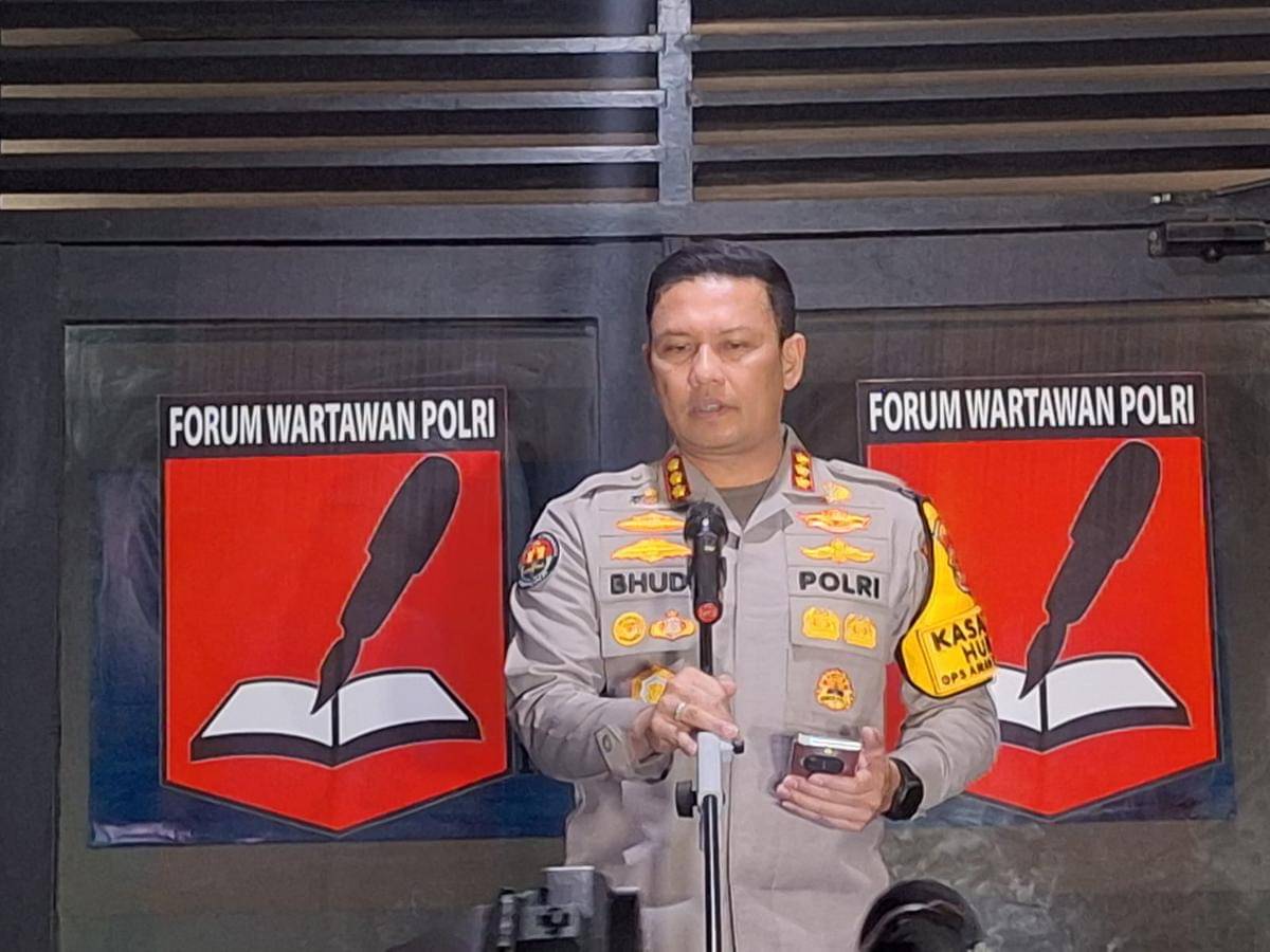 Kabid Humas Polda Metro Jaya Kombes Pol Budi Hermanto saat jumpa pers terkait ledakan di SMAN 72 Jakarta, Sabtu (8/11/2025). 