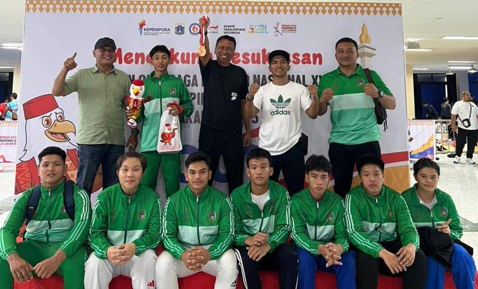 Adrian Nicholas Parhusip (dua dari kiri) meraih perunggu cabor judo Popnas 2025 (dok.PJSI Sumut)