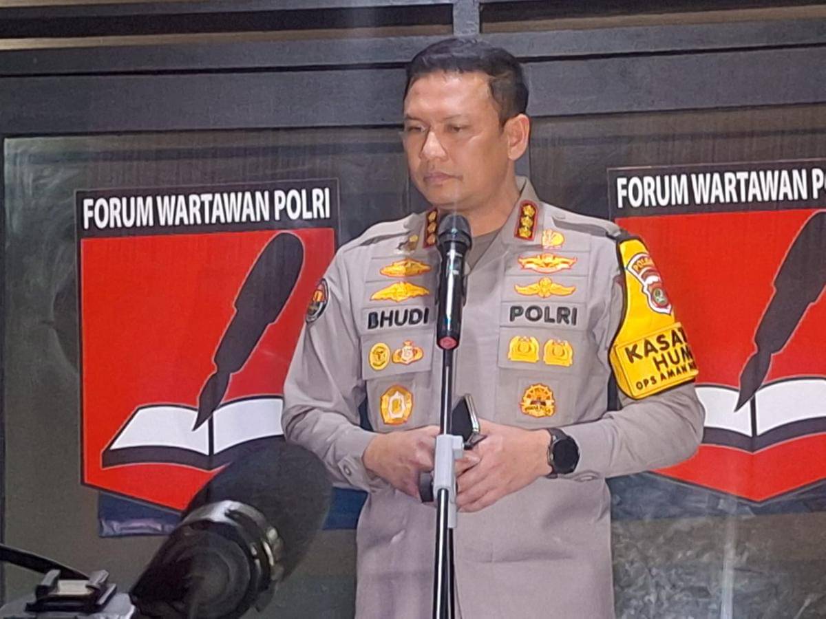 Kabid Humas Polda Metro Jaya Kombes Pol Budi Hermanto saat jumpa pers terkait ledakan di SMAN 72 Jakarta, Sabtu (8/11/2025).