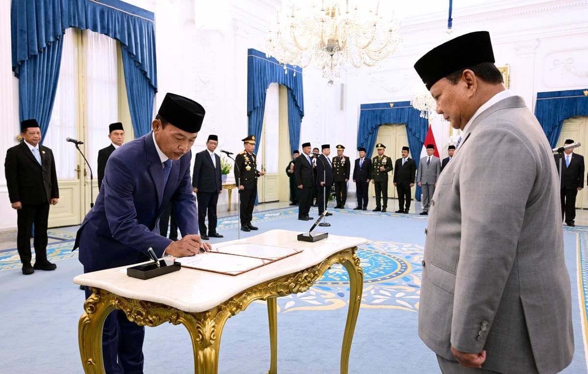 Presiden RI, Prabowo Subianto melantik Jenderal (Purn) Pol Idham Azis sebagai anggota anggota Komisi Reformasi Polri di Istana Merdeka, Jakarta, Jumat (7/11/2025) (dok. Istimewa)