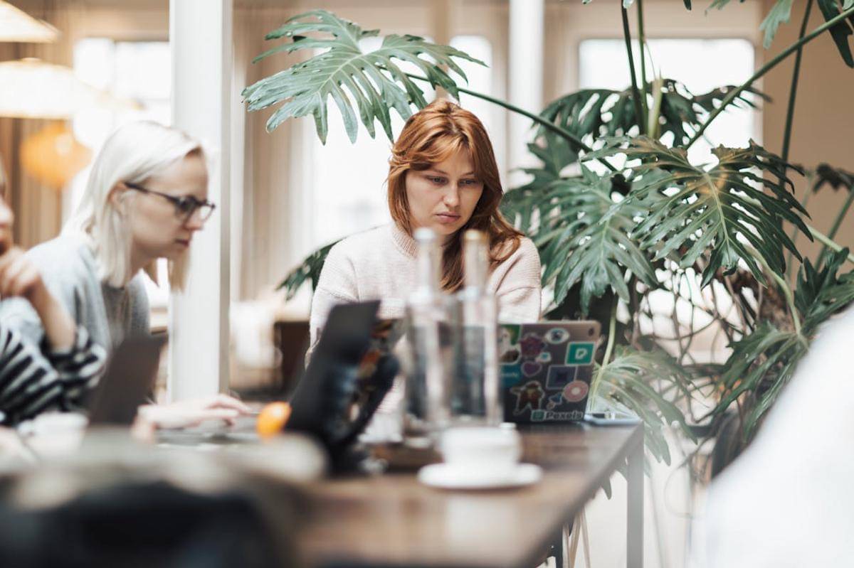 Ilustrasi sibuk bekerja