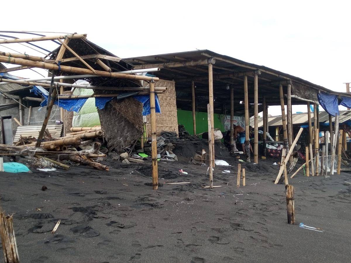 Gelombang pasang terjang rumah makan seafood di Pantai Depok Bantul.