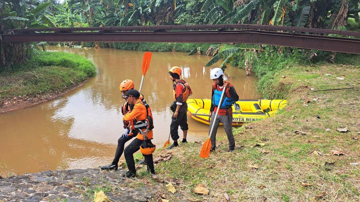 Proses pencarian korban hilang di Kali Cikeas Bekasi. (Dokumen SAR Bekasi)